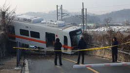충북 증평서 전동차 시험 선로 이탈 지하차도 덮쳐…2명 경상