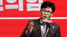 한동훈, 1박2일로 부산 방문…비프(BIFF) 광장서 셀카