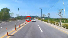 음주 차량이 중앙 분리대 넘어 역주행…소방 펌프차로 사고 막아