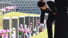 이준석, 5·18묘지에 영남 국화 헌화…7시간30분 참배