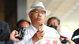 김여사 명품백 고발 백은종 검찰 출석…원본 영상 제출