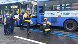 서울 동대문서 시내버스 2대 추돌…5명 부상
