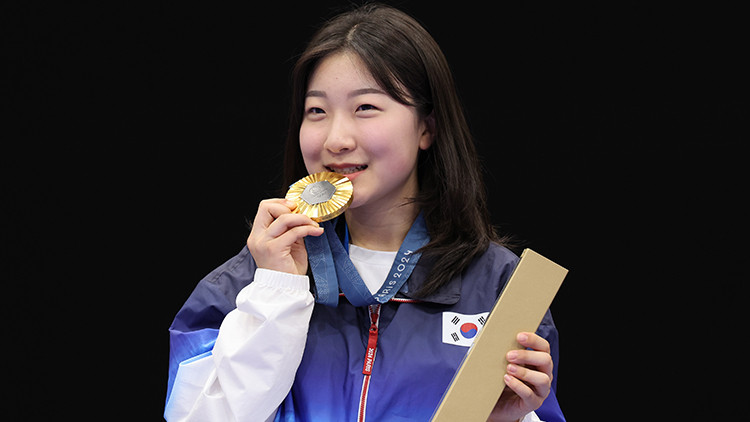 한국의 반효진, 2024 파리 올림픽 공기소총 금메달 획득으로 역대 하계 올림픽 금메달 100개 달성