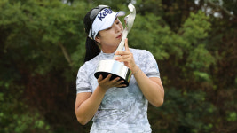 오구 플레이 윤이나, 징계 해제 후 첫 정상…선물 같은 우승