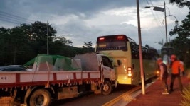수원 지지대고개 도로서 화물차끼리 추돌…2명 부상