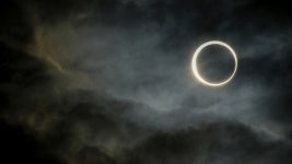 하늘에 뜬 금반지…아르헨·이스터섬서 금환일식 관측
