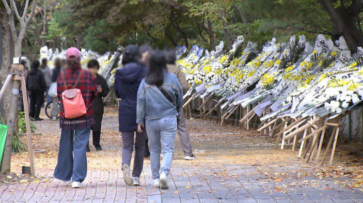 성남시의회 앞 근조화환 시위, 시의원 A씨의 자녀 학폭 사건 책임 촉구