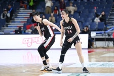 여자농구 BNK, 4강 PO서 삼성생명 제압