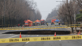 싱크홀 매몰 오토바이·휴대폰만 발견…피해자 수색은 난항