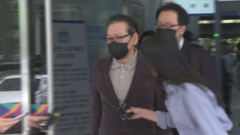 '청탁 의혹' 건진법사, 2차 공판 출석…김 여사 관련 질문엔 '묵묵부답'