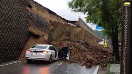 오산 가장교차로 고가도로 옹벽 붕괴…차량 2대 매몰