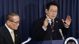 李 