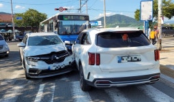 경남 김해서 시내버스가 SUV 두 대와 잇따라 충돌 …11명 부상