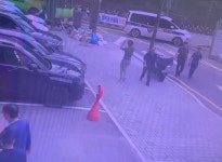 특수오토바아센타 | 무면허로 오토바이 몰던 男…단속 경찰관 매달고 도주