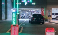 공사 때문에 막았는데…아파트 단지 3시간 동안 막은 벤틀리