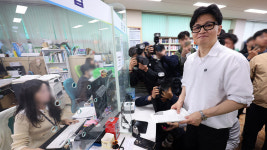한동훈 보수 재건 바람 일으킬 것…부산 북구 전입신고