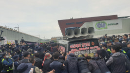 화물연대 물류창고 집회서 차 사고로 3명 사상…노조·경찰 대치