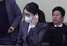 선고 공판 내내 고개 숙인 김건희…'징역 7년' 후 미간 찌푸리며 퇴정