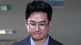 '피습 자작극' 혐의 정이한, 10년지기 트레이너와 범행 공모…