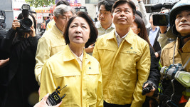 '소방은 재정 빨대'라던 추미애…부천 화재 현장 찾아 