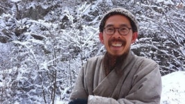 나무 깎아 숟가락을…‘초은당’ 부부 정체는?