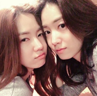 류효영, 쌍둥이 동생 류화영과 찍은 사진 SNS 공개…“너무 똑같아”