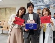 배우 유선, ‘우리 갑순이’ 촬영중 이완 깜짝 생일 파티 인증샷 공개