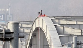 ‘한강대교 고공농성’ 6시간 만에 종료