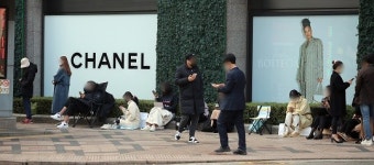 “집 대신 샤넬백”…블룸버그 ‘샤넬 오픈런’ 조명
