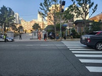 부산서 승용차가 초등학교 경비실 돌진…운전자 경상