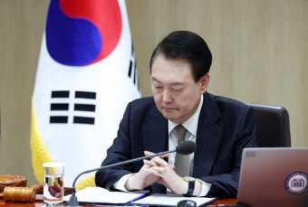 윤 대통령 “전공의·의대생, 국민 생명 볼모로 집단행동 안 돼”