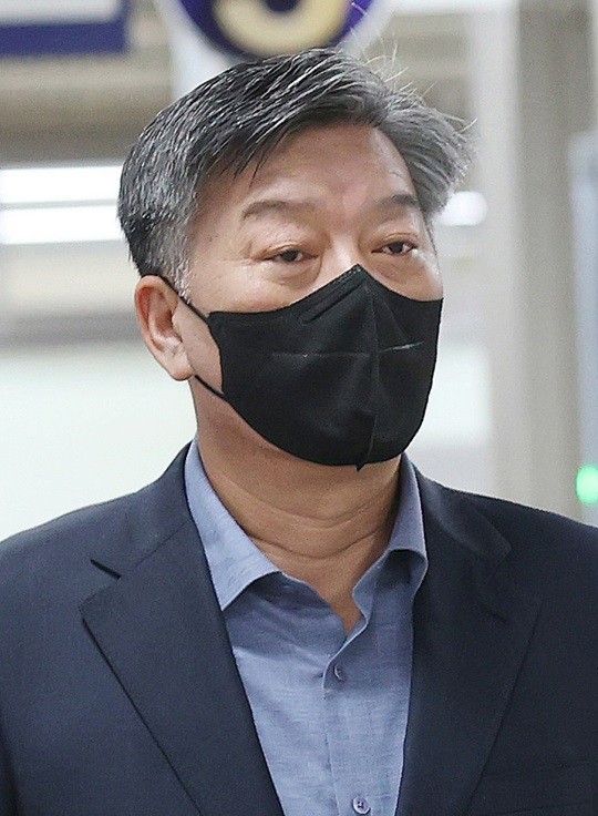 경비 함정 입찰 과정에서 뇌물 수수 혐의 검찰에 기소된 김홍희 전 해양경찰청장, 구속 상태로 재판 넘긴다.