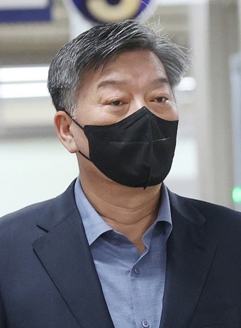 경비 함정 입찰 과정에서 뇌물 수수 혐의 검찰에 기소된 김홍희 전 해양경찰청장, 구속 상태로 재판 넘긴다.