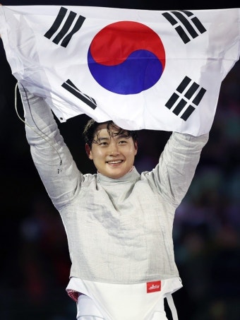 펜싱 오상욱, 한국 첫 금메달…종주국에서 태극기 휘날려