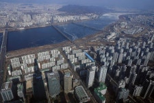 ‘똘똘한 한채’ 선호 속…한강 이남 중소형 아파트값 18억 돌파