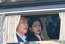 尹 ‘허위사실공표’·김건희 ‘매관매직’ 재판 내달 시작