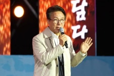 지역 축제서 가수 흰 공연 끊고 등장한 김민석 대표…정치인 의전 논란