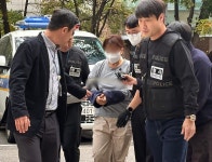 강서구 ‘친모 살해’ 40대 딸, 구속심사 출석…묵묵부답