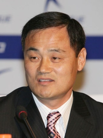 강원FC 최윤겸 감독, “선수를 귀하게 여길 것”