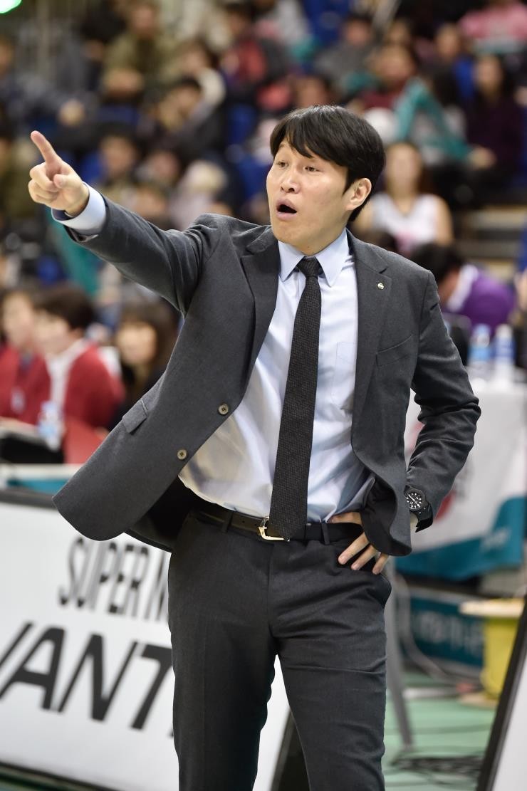 우리은행, MVP 김단비 감독 위성우를 농구의 아버지로 칭송하여 15번째 정규리그 우승 달성!