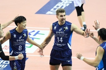 '파다르 7서브' 우리카드, 3위 대한항공 3-0 완파