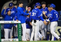 [S코어북] '불펜 총동원' 삼성, 두산에 2-1 '신승'…2연패 탈출