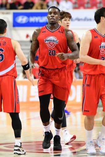 KBL, '팔꿈치 사용' 라건아에게 70만원 제재금 부과