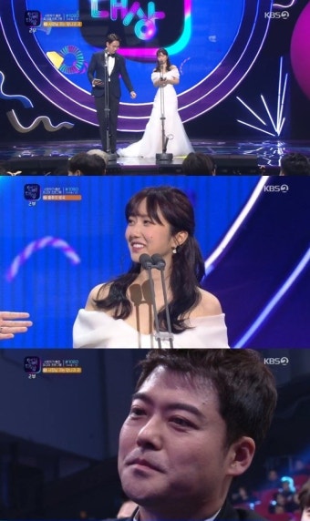 [KBS 연예대상] 전현무 여친, 이혜성 아나 등장...전현무 '난감 표정' 눈길