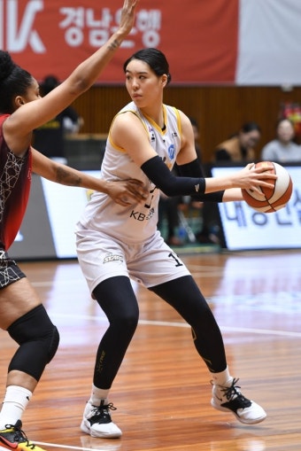 여자농구 '간판' 박지수, 올림픽 예선 B조 '주목할 선수' 선정