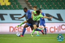 [S코어북] 이동국 천금 결승골 전북, 개막전서 수원 1-0 제압...시즌 첫승