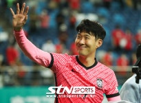 왼쪽이냐 최전방이야...슈퍼 손 위치에 따라 주전 경쟁 희비교차