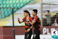 [S코어북] 골대 2번 강타 포항, 김천과 1-1 무승부...임상협-김지현 장군멍군