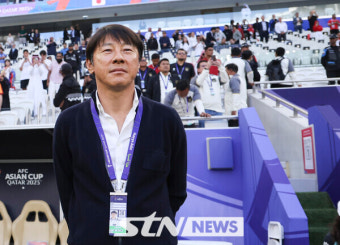 [아시안컵] '막차로 16강 기적' 신태용 감독, 선수들과 스태프들 모두 안아줬다