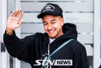 [st&인천공항] 린가드, 팬서비스도 톱 클래스! 팬들은 FC서울 찬가로 화답!